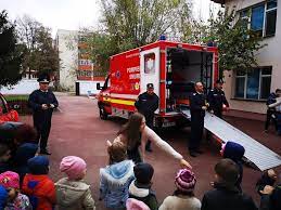 În prezent, grădinița bambi este o instituţie de referinţă în aplicarea metodologiei step by step, exemplu de bună practică pentru educatoare care predau la clase tradiţionale sau aplică metodologia alternativă step by step în sistemul public de învăţământ, dar și centru de studiu pentru studenţi care. Pompierii Militari CÄƒlÄƒrÄƒÈ™eni Au Fost In VizitÄƒ La GrÄƒdiniÈ›a Step By Step Observator De Calarasi