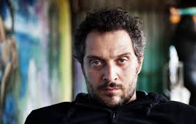 Molto famoso in ambito cinematografico grazie. Claudio Santamaria Contro Mattino 5 Un Figlio Per Laura Torrisi