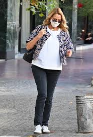 Παρακαλούμε εισάγετε τουλάχιστον 3 χαρακτήρες. Tzenh Mpalatsinoy Me To Pio Koyl Panteloni Kai Leyka Sneakers Sto Kentro Ths A8hnas Ladylike Gr