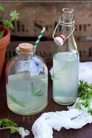 Waldmeister Rezepte Und Warum Wir Diese Pflanze So Sehr Lieben Fruchtige Drinks Waldmeister Waldmeister Sirup Rezept