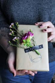 Geschenkverpackung Mit Frischen Blumen Zum Geburtstag Geburtstag Blumen Geschenke Verpacken Geschenke