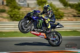 Valentino muda wheelie menggunakan sepeda, eh ban depannya lepas. Motogp Motogp Beats Football Valentino Rossi The Most Loved Italian Sportsman Gpone Com