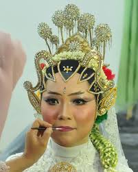 Istri dari hamish daud ini terlihat anggun dan menawan dengan sebelum memutuskan untuk berhijab, erica putri melangsungkan pernikahan menggunakan adat sunda. Harga Mulai 1 000 000 Paket Makeup Rias Pengantin 2021