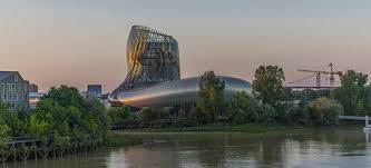 On y trouve un centre de congrès mais aussi un hôtel, de nombreux bureaux d'entreprises de renom, un large choix de restaurants ainsi qu'un bar à vins. La Cite Du Vin Bordeaux