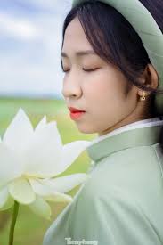 Thiếu nữ diện yếm lưng trần thả dáng bên hoa sen