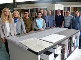 In unserem hochflor teppichboden studio & im lagerverkauf in darmstadt zeigen wir die vielfältigen kollektionen und dekore in verschiedenen stilen, von modernen designs, über ausgefallene optiken bis hin zu klassischen farben. Sn Home De Heimtexfachhandler Des Jahres Raumtrend Hinze