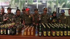 Satpol pp kota padang razia warung makan yang buka siang. Tekan Pesta Miras Di Malam Tahun Baru Satpol Pp Sita 430 Botol Idn Times Jabar