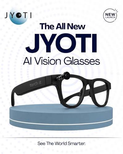 Cartel promocional de las gafas JYOTI AI Vision Glasses. Las gafas al completo y de montura negra apoyadas sobre una base circular azul. "torch it" escrito sobre la patilla derecha. Una pequeña cámara redonda superpuesta sobre la montura próxima a la lente derecha. A diferencia de las Ray Ban Meta la cámara estar superpuesta, no integrada.