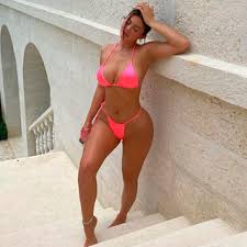 Честно признаемся, на купальник на подобном. Byvshaya Samaya Molodaya Milliardersha Podelilas Foto V Neonovom Bikini S Otdyha Stil Cennosti Lenta Ru