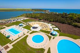 Oaspeţii hotelului au la dispoziţie baruri, restaurante, un club pentru copii şi o plajă privată. Antreprenor StrÄin In Romania A Deschis In 23 August Primul Resort DupÄ Model Turcesc Ejobs CarierÄ