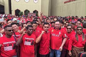 Iya harus banyak gerak, kamu nyapu, masak, ngucek baju, ngepel lapangan itu kan gerak say 😆 😄 Gerakan Baju Merah Akan Berdepan Kumpulan Bersih 5 0