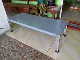 Hadir dengan tampilan rak terbuka, meja ini juga dilengkapi ambalan sekat. Lagi Tren Meja Kursi Dari Besi Siku Lubang Ideku Unik