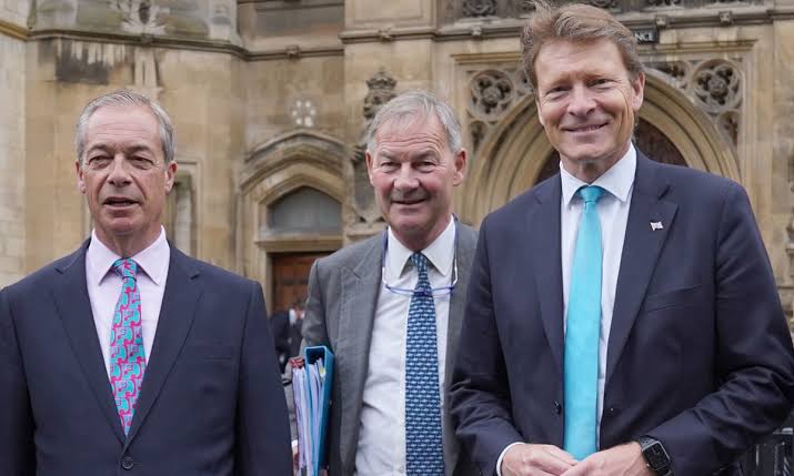 Reform feud escalates as Nigel Farage and Rupert Lowe trade public barbs |  Reform UK | The Guardian