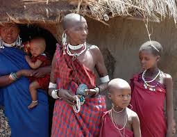 Maasai women repairing a house in maasai mara (1996) a traditional pastoral lifestyle has become increasingly difficult due to outside influences of the modern world. Let S Travel To Kenya And Learn About The Maasai Women Holden Safaris