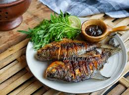 Blum prnah makan ayam bakar bumbu bali, ke balinya juga apalgi (kesian bener y)jdilah ngobrak ngabrik bahan lumuri ayam dg air jeruk nipis dan garam, diamkan 10mnit dan cuci. Diah Didi S Kitchen Ikan Bakar Praktis Bumbu Kecap