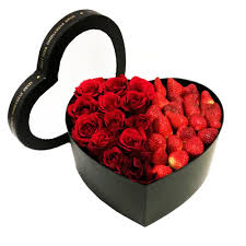 Roses and strawberries in a box. Strawberry And Roses In A Heart Box Lebanongifts