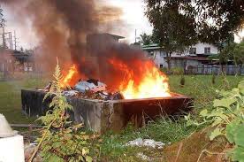 Pembakaran sempurna, reaktan terbakar dengan oksigen menghasilkan beberapa produk. Membakar Sampah Dinilai Lebih Praktis Tapi Ternyata Lebih Berbahaya Semua Halaman National Geographic