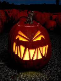 Des Citrouilles D Halloween Qui Font Peur Elle A Table Citrouille Halloween Sculptures De Citrouille Idee Halloween
