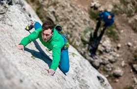 This is in contrast to traditional climbing where climbers must place removable protection as they climb. Rodzaje Wspinaczki Wspinaczka Gorska Skalkowa Bouldering 8academy