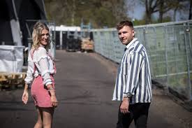 Suzan (28) en freek (27) zien gezinsuitbreiding wel zitten, maar voorlopig hebben ze geen haast. Uit Volle Borst Duo Suzan Freek Doet Mee Aan Beste Zangers 2020
