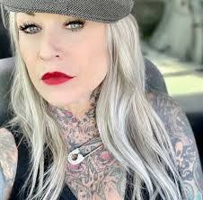 Lisa Brownlee's Instagram, Twitter & Facebook