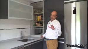 Ideas para ordenar el armario y. Cocina Pequena Antracita Con Persiana Y Una Isla Movible Moderna Sin Tiradores Y Dekton Youtube