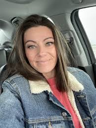 Lindsay Kelly's Instagram, Twitter & Facebook