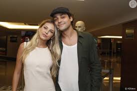 Party crashers chronicles the amusing encounter between marco polo (marcelo adnet), a copacabana's trickster, and beto (eduardo sterblitch), a boy. Eduardo Sterblitch Levou A Mulher Louise D Tuani Na Pre Estreia Do Filme Chacrinha O Velho Guerreiro No Shopping Rio Sul Zona Sul Do Rio Nesta Quarta F Purepeople