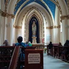Se encuentra en la plaza principal de la localidad de chapinero de la ciudad de bogotá, capital de colombia. Altar Of Iglesia Nuestra Senora De Lourdes Picture Of Bogota Colombia Tripadvisor