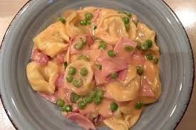 Tortellini In Schinken Sahnesauce Mit Erbsen Von Judith Chefkoch In 2020 Sahnesauce Tortellini Erbsen