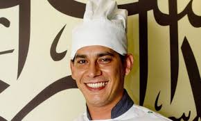 Fisgado pela culinária árabe, o cearense Julio Sousa comanda a cozinha do  Stambul, na Barra