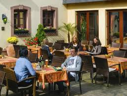 Para que te sientas como en casa, las habitaciones en el hotel incluyen mesa de escritorio, y mantenerte conectado es fácil, ya que hay wifi gratuito disponible. Biergarten Picture Of Blesius Garten Trier Tripadvisor