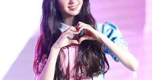 This Rookie Is Called The Skinniest Idol For Her Ridiculously Low Weight Korean Beauty Standards Idol Korean Beauty