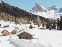 Entertainment and fun at the pera di fassa kids' club. Val San Nicolo In Inverno Camminata Vista Dolomiti In Val Di Fassa