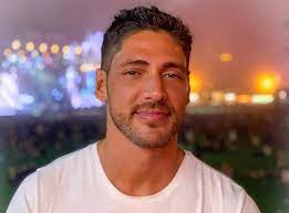It was broadcast daily on the portuguese tv station tvi between 30 august 2003 to 15 september 2012. Angelo Rodrigues Nunca Deveria Ter Entrado Nos Morangos Com Acucar