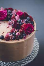 May 25, 2018 · so before i teach you how to incorporate fresh florals into your cake designs, make them last, and keep them from leaking their stem juices into your precious cake, i wanted to share a list of flowers that are safe for your cakes (and in some cases, even completely edible!) and which ones to avoid completely: Simple Chocolate Cake With Berries And Fresh Flowers Easy Chocolate Cake Cake Desserts