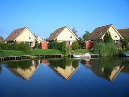 Ferienhaus Mit Eigenem Badesteg Und Eingezauntem Garten Am Ijsselmeer In Holland In Medemblik Ferienhaus Holland Ferienhaus Holland Am Meer Niederlande Urlaub