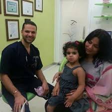 مراجعه الفنانه القديره نوال الكويتيه مع بنتها حنين مع د طارق بورزق singer celebrities