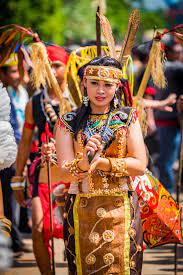 4 Sisi Unik Pakaian Adat Kalimantan Barat Khas Suku Dayak Dan Sejarahnya Orami