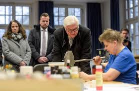 Das war zwar nicht die nächstgelegene haftanstalt zu schloss bellevue. Bundesprasident In Hamburg Frank Walter Steinmeier Besucht Rauhes Haus Mopo De