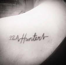 Shoulder Back Name Tattoo With Heart Arka Omuz Kalpli Isim Dovmesi Bebek Dovmeleri Kol Dovmeleri Dovme