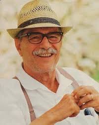 Così la sua diversità gli è costata «solo» la perdita del lavoro e l' intolleranza di un fratello, nicola (lino banfi), provinciale e benpensante». Nino Manfredi 1921 2004 Find A Grave Memorial