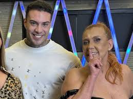 Rita Cadillac grava vídeo pornô com ator que atuou com cadeirante