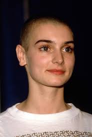 Nejen Sinéad O'Connor: Holou hlavou se v minulosti pochlubily i Demi Moore,  Sigourney Weaver či Natalie Portman