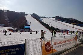 Ski resort terkemuka ini merupakan tempat terbaik untuk pengalaman aktiviti ski pertama anda. Pakej Percutian Korea Musim Sejuk Ketahui 5 Tempat Wajib Pergi