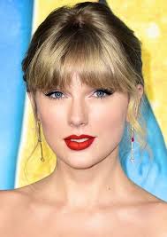 taylor is so beautiful she dont need makeup but just wonder what makeup she  use to look so flawless like she does she so natural❤