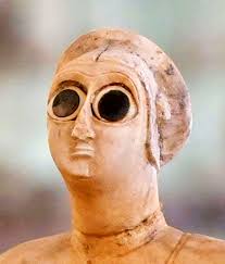 Can you believe that the woman in pink saree is not a human but a statue??  In this world where break-up and make-up has been a common aspect in a  relationship, this