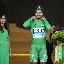 Für ihn ging es nach dem massensturz nicht mehr weiter. Tour De France Streicht Podiums Hostess Und Ersetzt Sie Durch Einen Mann Stern De