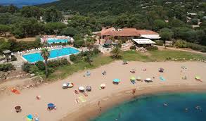 C'est donc bien là que sylvie et daniel jeannin, accompagnés de leurs trois filles, vous accueillent afin de partager cette nature et les activités qu'ils y mènent. Accueil La Chiappa Camping Naturiste A Porto Vecchio En Corse Du Sud