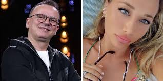 La cantante, infatti, sarebbe innamorata di livio cori, 30 anni, anche lui cantante, anche lui napoletano. Gigi D Alessio E La Fidanzata Denise Esposito Beccati Insieme Video Mano Nella Mano